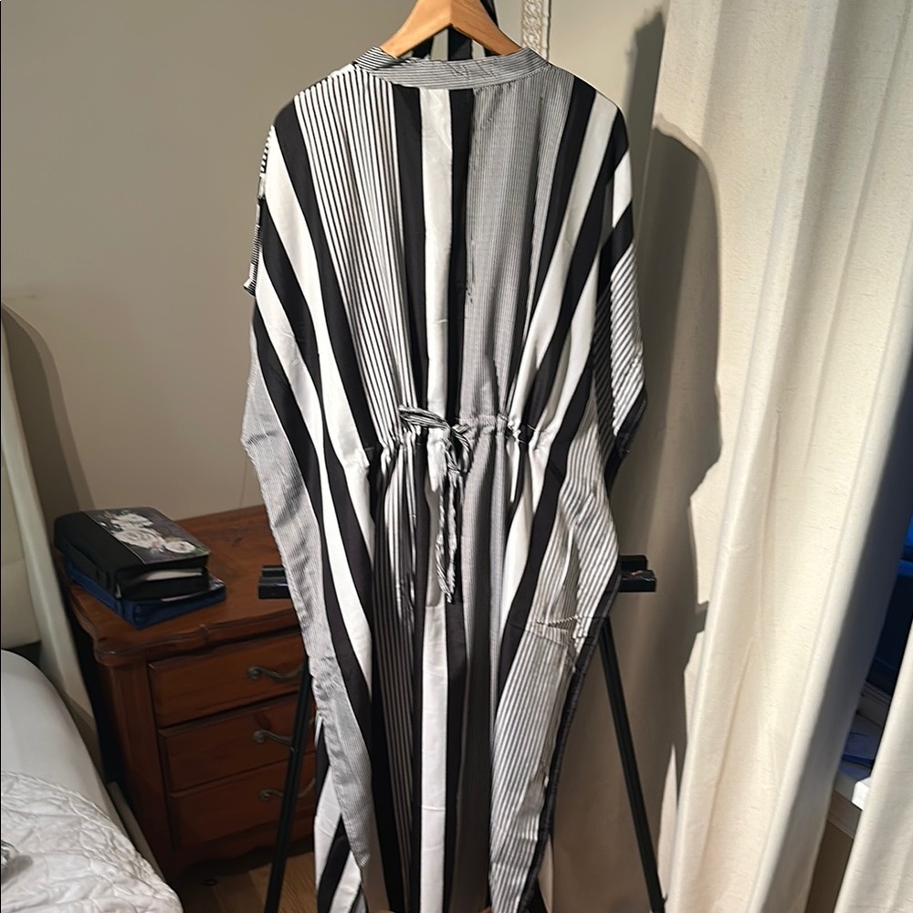 Flowy Dress with V Neck and side slits - Picture 3 of 3
